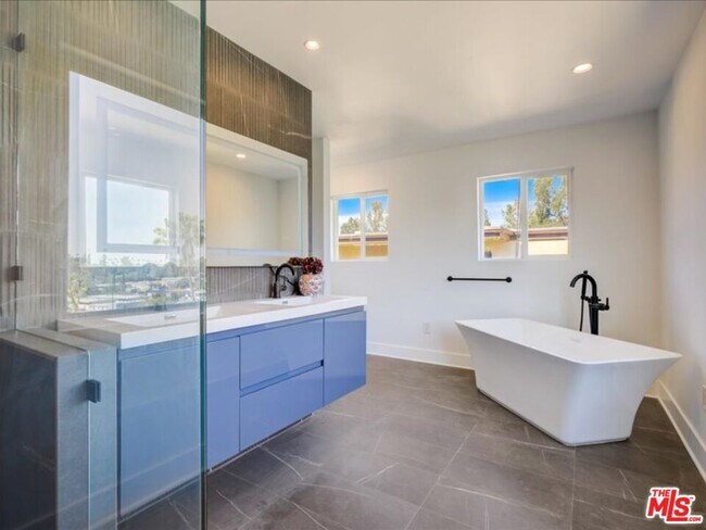 Building Photo - 400 N Avenue 66