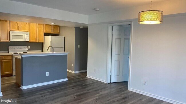Building Photo - 3904 Penderview Dr