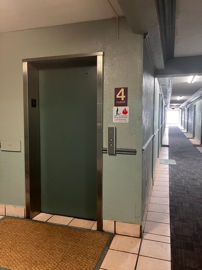 Building Photo - Beachside Studio Apartment