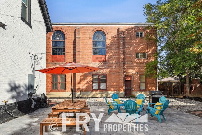 Building Photo - Stunning Victorian Home Near City Park