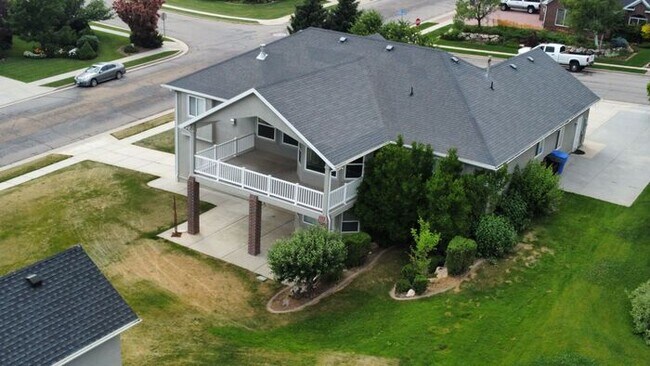 Building Photo - 5 bdrm 3bth Home 3 Car Garage Some utilities included