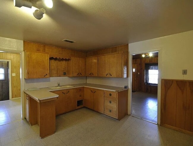 Building Photo - 3 Bedroom Home with Large Fenced Yard Avai...