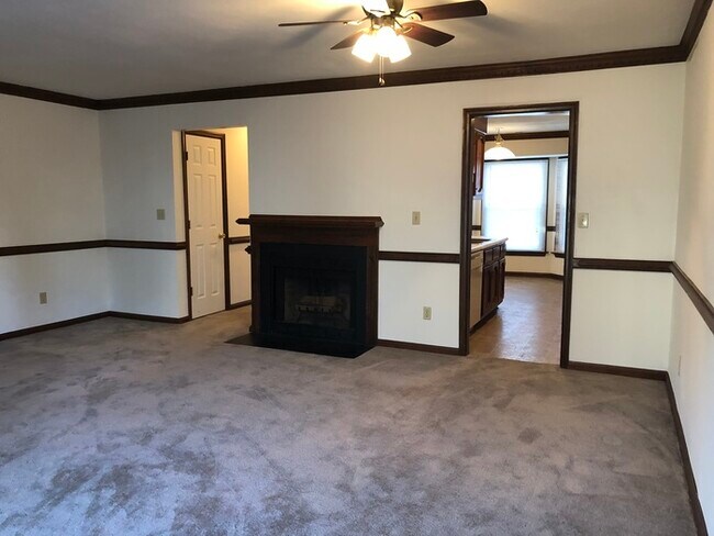 Building Photo - SPACIOUS TOWNHOME IN CENTRAL LOCATION