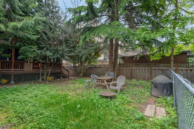 Building Photo - 714 SE 19th Ave
