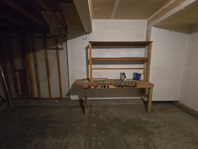 Building Photo - Spacious and Bright 4 Bedroom Home with Garage and Basement Now Available!