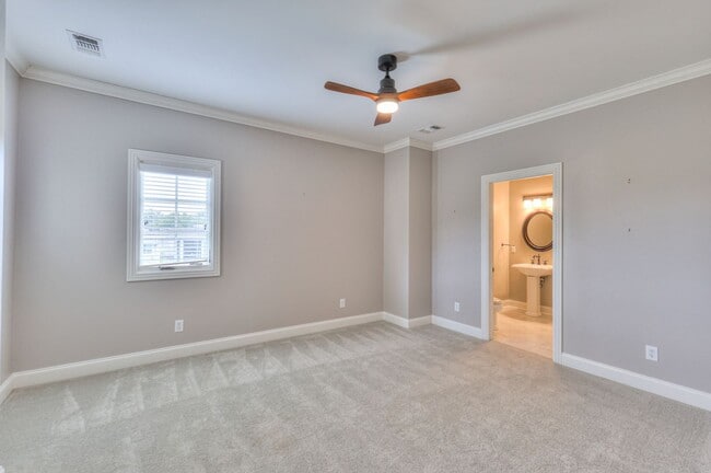 Building Photo - Stunning Executive Townhome in the Heart o...