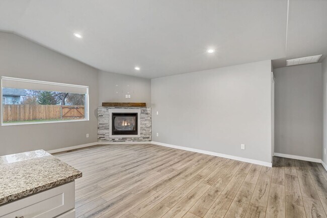 Building Photo - Gorgeous Three Bedroom/Two Bathroom