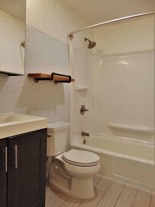 Building Photo - Spacious Condo Available Now in Great Loca...