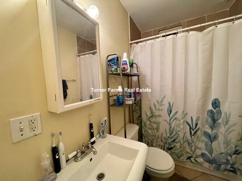 Building Photo - 731 Parker St