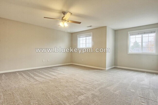 Building Photo - 907 N 9th Way