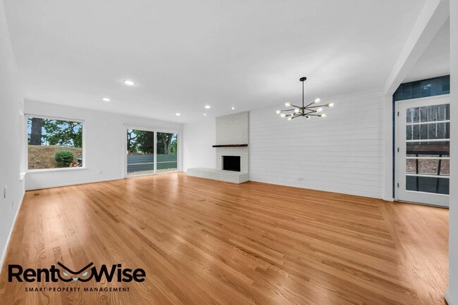 Building Photo - 315 Crestmont Dr