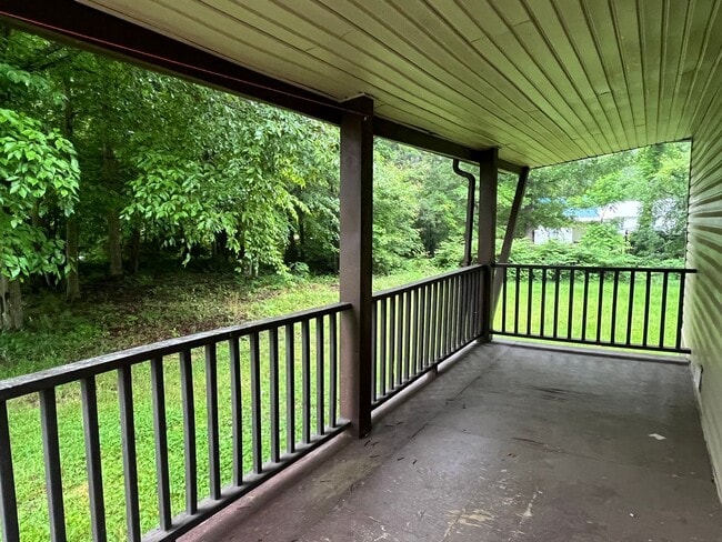 Building Photo - 1 BED 1 BATH PRIVATE RETREAT!