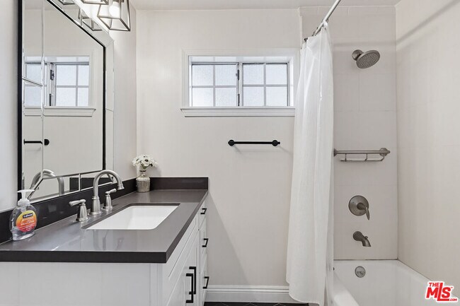 Building Photo - 9209 Paramount Blvd