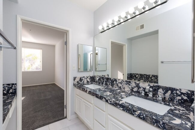 Building Photo - AMAZING 2/2 MARINA DISTRICT CONDO WITH 2 A...