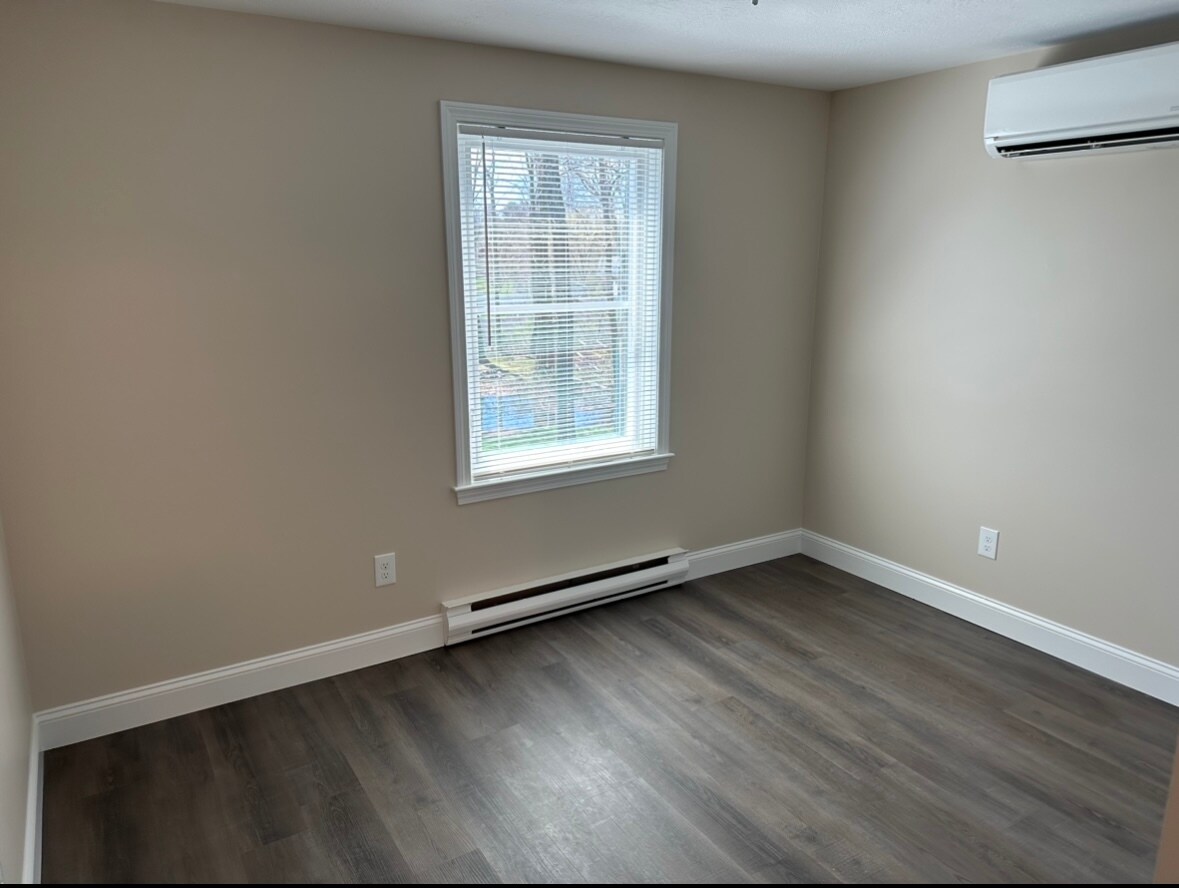 Building Photo - 4 Oakwood Dr