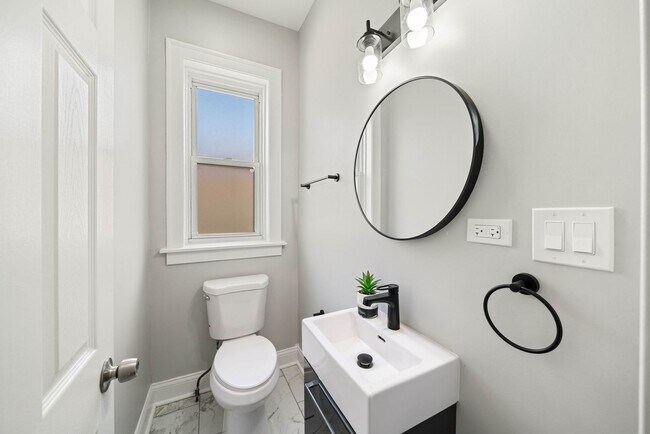 Building Photo - 5426 W Jackson Blvd