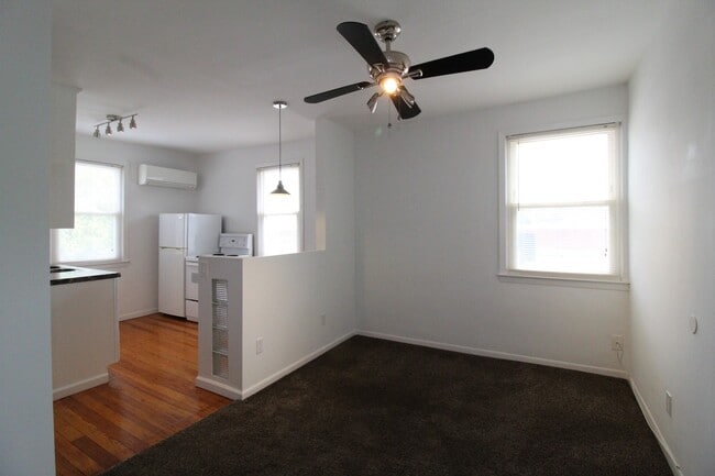 Building Photo - February FREE On This One Bedroom One Bath Apartment Near KU Med