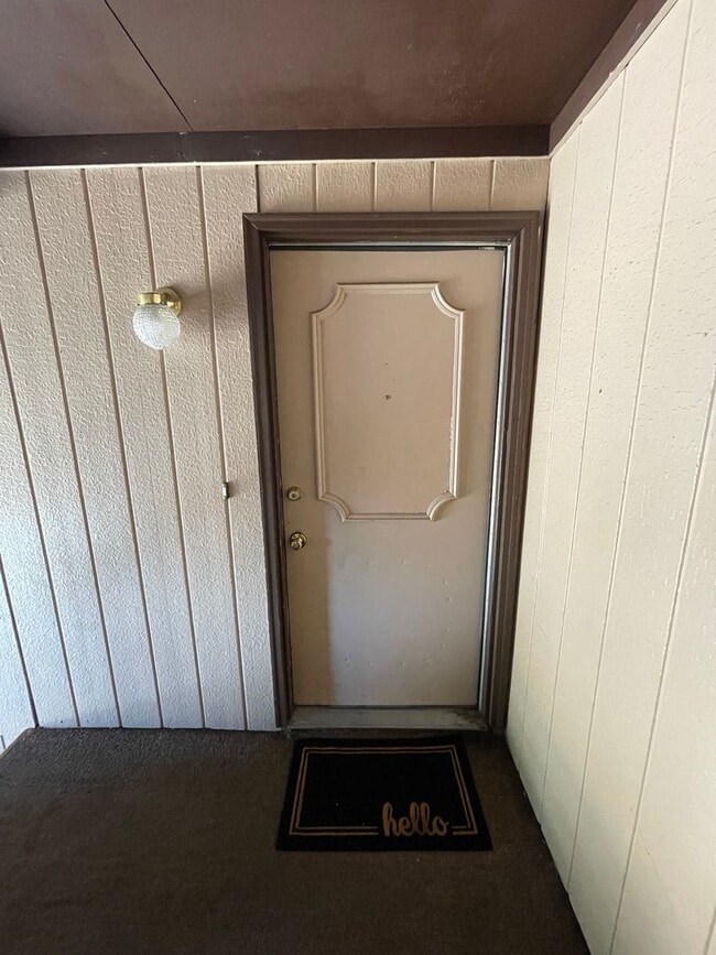 Primary Photo - 3 bed 1 bath upstairs apartment with deck ...
