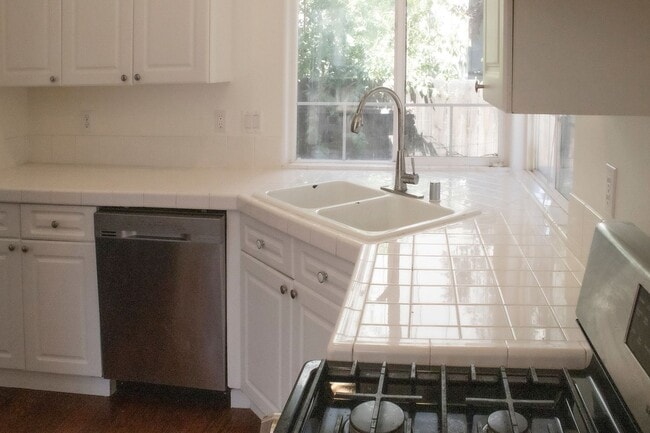 Building Photo - 3 bedroom 2.5 bathroom two-story rental in...