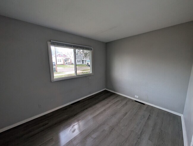 Building Photo - 2-Bedroom, 1-Bathroom Home – $1,150/Month | Accepting Section 8