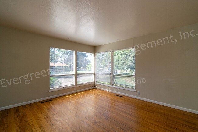 Building Photo - 1916 Larkspur Dr