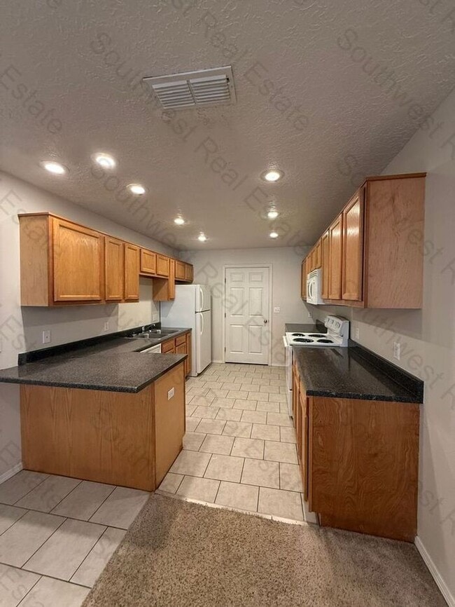 Building Photo - Spacious 2 bedroom 2 Bath apartment-WILL ACCEPT A SMALL PET- ALL BILL'S PAID!