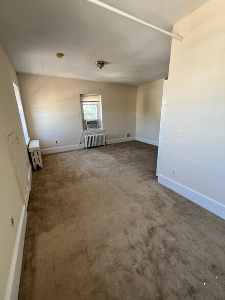 Building Photo - 112 W Salaignac St