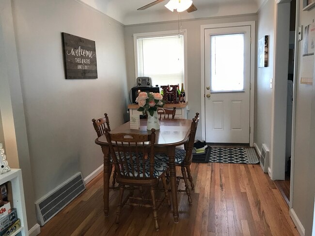 Building Photo - 1423 E 4th St