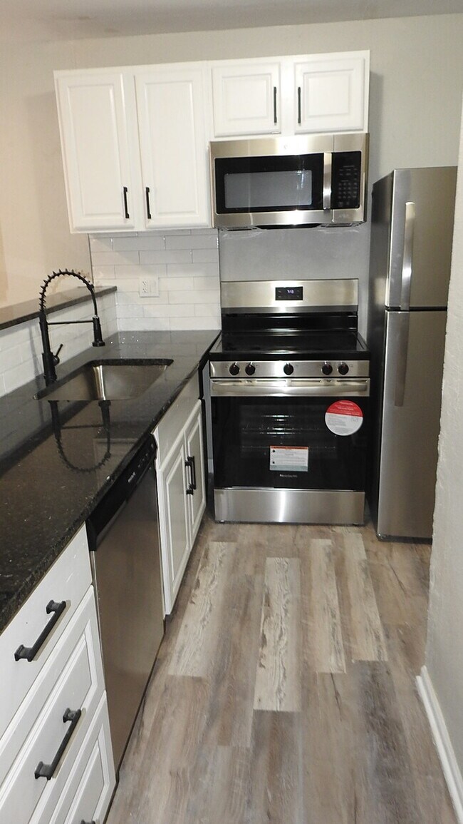 Building Photo - Incredibly spacious 4 bedrooms and 2 baths top-floor duplex located on Elmwood Ave in Kansas City...