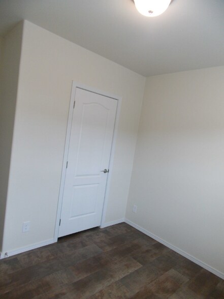 Building Photo - 302 W El Paso Ave