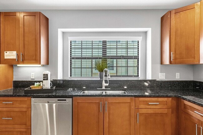 Building Photo - 14525 Damai Ln