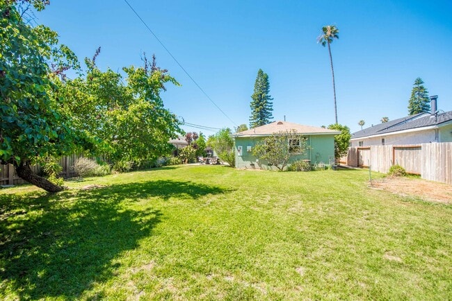 Building Photo - 20092 Bayview Ave