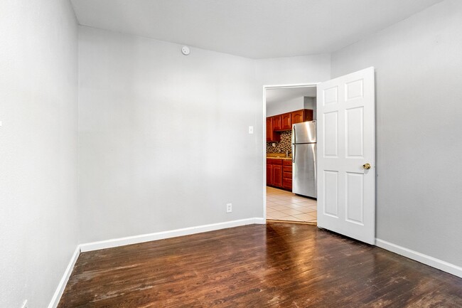 Building Photo - Section 8 Friendly | 3 bed 1 Bath on the W...