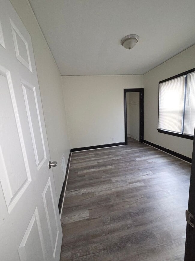 Building Photo - Three Bedroom Open Floorplan