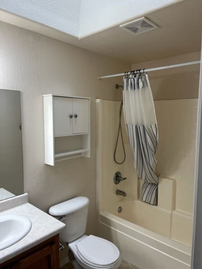 Building Photo - SPACIOUS 3 BEDROOM/ 2 BATH HOME WITH RV/BO...