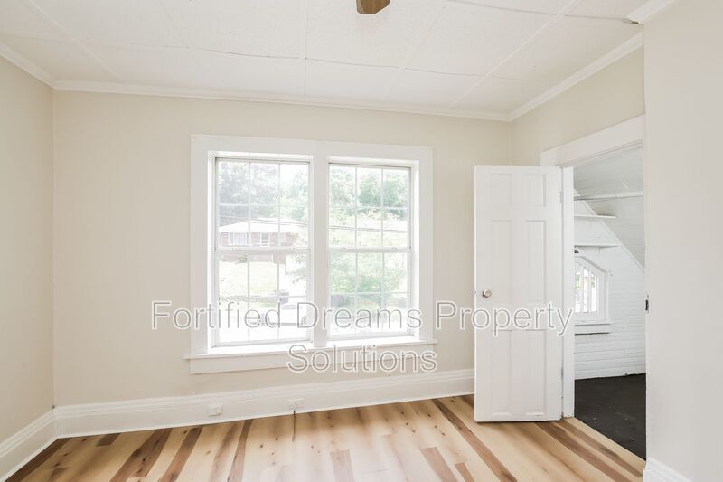 Building Photo - 2218 Greenway Ave NW