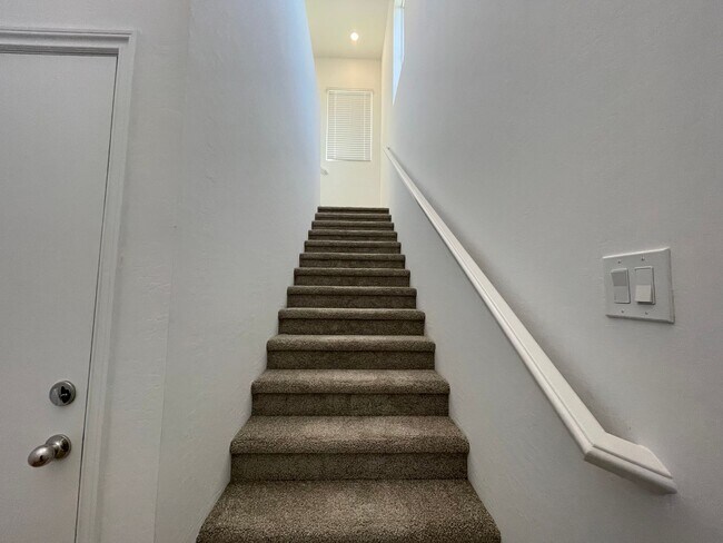Building Photo - GATED 2 BED 2.5 BATH 2 CAR GARAGE 2 FLOOR ...