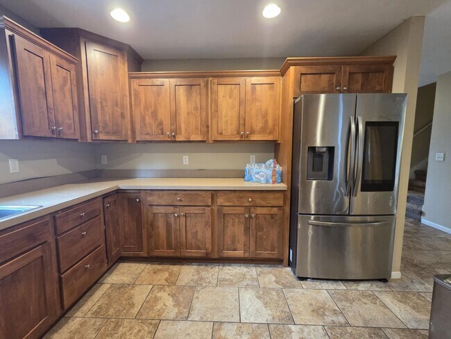 Building Photo - Large family corner lot home for rent!