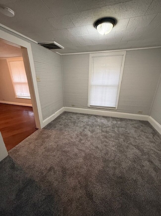 Building Photo - 2 Bedroom, 1.5-bathroom house