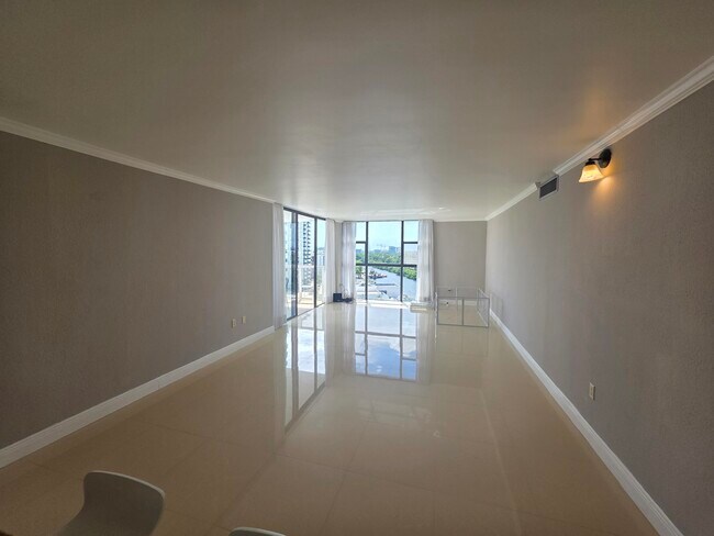 Building Photo - 3701 N Country Club Dr