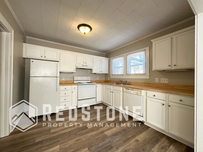 Building Photo - 817 Oakley St