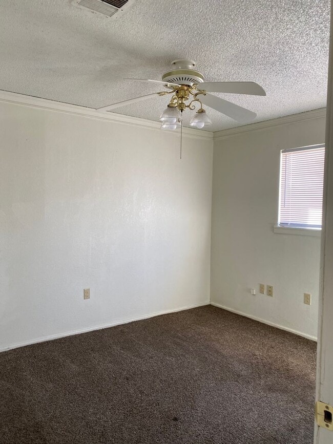 Building Photo - Great Starter Home