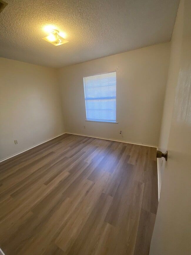 Building Photo - 405 Strasbourg Dr