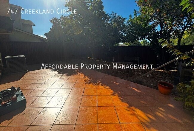 Building Photo - 747 Creekland Cir