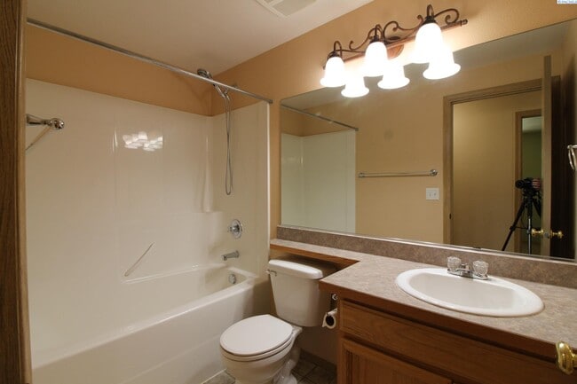 Building Photo - 3 bed, 2 bath home in West Pasco