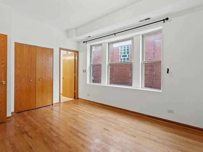 Building Photo - 6133 S Drexel Ave