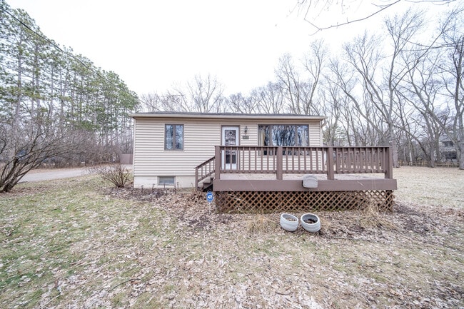 Building Photo - 1410 Juneau Ln N