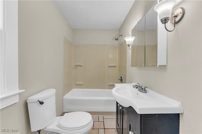 Building Photo - 221 E 266th St