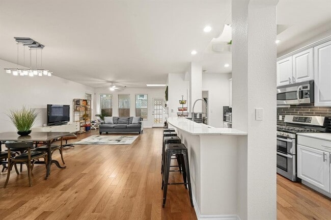 Building Photo - 2721 Kinney Oaks Ct