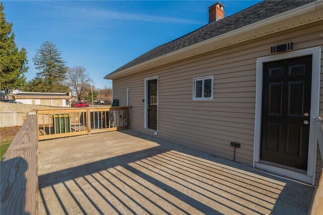 Building Photo - 670 Putnam Pike